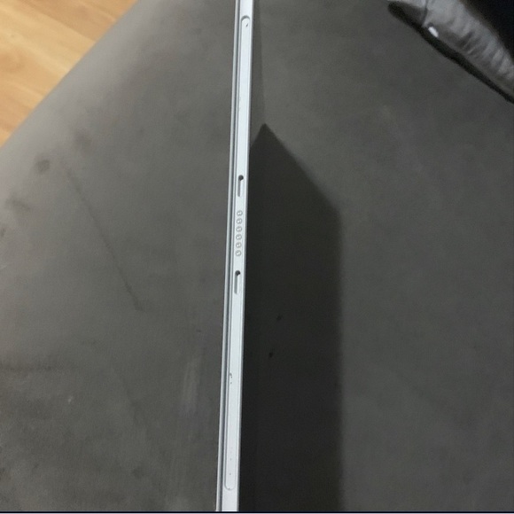 Microsoft Surface Pro Model 5 - Picture 4 of 6